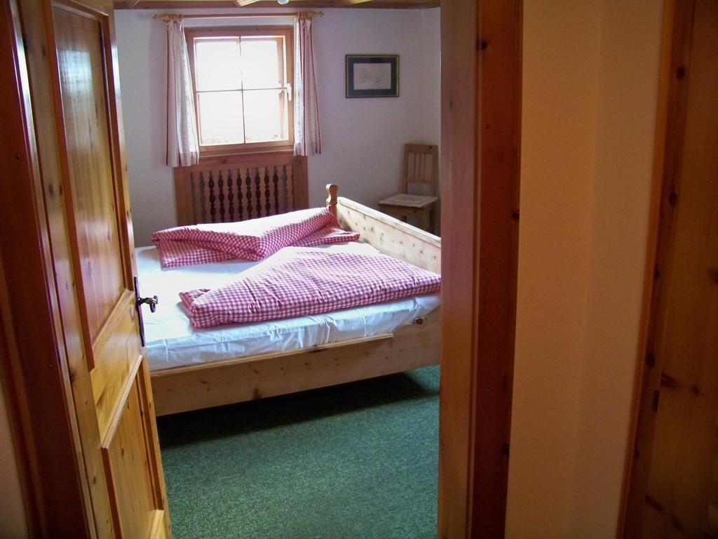 Gaestehaus Bichl Umhausen Ruang foto